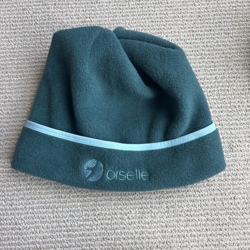 oiselle teal fleece beanie with light blue trim